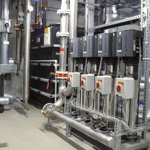 Abb.2: Blick auf das Kühlsystem (links), den 1000-l-Pufferbehälter (Mitte) und die Druckerhöhungsanlage (rechts) der Kühlwasserversorgung im Laborgebäude Chemie der Boehringer Ingelheim.