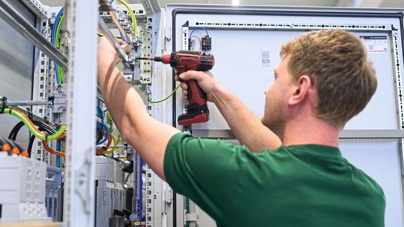 Drei neue Anlagen von Rittal Automation Systems übernehmen bei KlöMö die automatisierte Blechbearbeitung der Schaltschränke sowie das Stanzen und Biegen von Kupferschienen. Der Clou: Die mechanische Bearbeitung erfolgt durchgängig auf Basis des digitalen Zwillings.(Bild:  Eplan/Rittal)