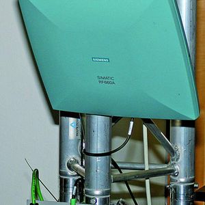 Vier solcher RFID-Antennen vom Typ Simatic RF660A sind zum Beispiel am Portal eines Wareneingangs angebracht, um den ordnungsgemäßen Eingang von Gütern zu überprüfen.Bild: Schäfer