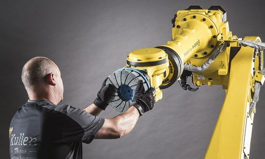 (Auf der Eisenwarenmesse Köln (Halle 10.2, Stand B021) und der Grindtec in Augsburg (Halle 4, Stand 4067) zeigt Kullen-Koti unter anderem angetriebene Entgratbürsten für den vollautomatisierten Einsatz an Industrierobotern. Im Bild eine Tellerbürste. Bild: Kullen-Koti)