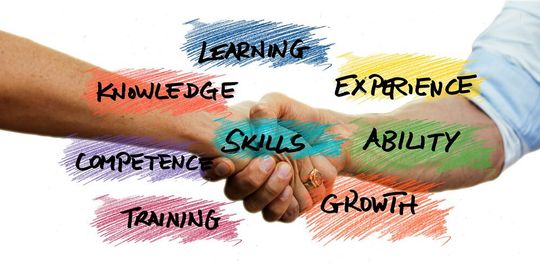 Unterstützen Führungskräfte ihre Mitarbeiter beim Bewältigen herausfordernder Aufgaben, begeben diese sich in eine Lernspirale. Das führt zu einem systematischen Ausbau ihrer Kompetenz und ihre Fähigkeit neue Herausforderungen zu meistern.(Bild:  frei lizenziert /  Pixabay)