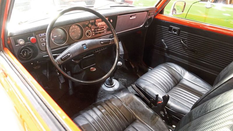 ...sowie Kopfstützen vorne und sogar ein Radio. (Bild: Dominsky – »kfz-betrieb« )