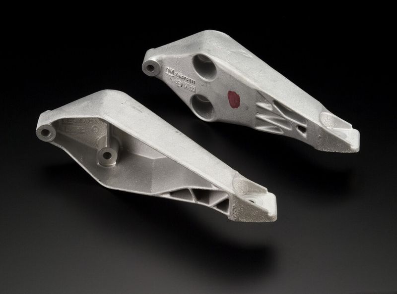 Motorhalter im Automobilbau: Die bionische Optimierung verringert die maximale Spannung um 60 % sowie das Gewicht um 25 % gegenüber dem Ausgangsdesign. (Bild: Bild  K. Luginsland, Technoseum Mannheim)