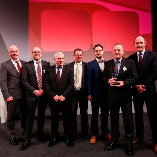 V.li.: Steffen Cost (Kia Motors Deutschland), Rainer Bulenda (Autohaus Bulenda), Antonio Cecala und Willi Clever (Auto Centrum Cecala), Michael Schmid jr.und Michael Schmid sen. (Auto Schmid), Michael Cole (Kia Motors Europe).(Foto:  Kia)