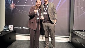 Robotic Award Hannover Messe: Der Preis ging an goodBytz. Gründer Dr. Hendrik Susemihl (re) ist Ingenieur und promovierter Robotik-Experte. Er hatte die technische Vision und entwickelte den ersten Prototypen des Kochroboters. (Bild: Kristin Rinortner)