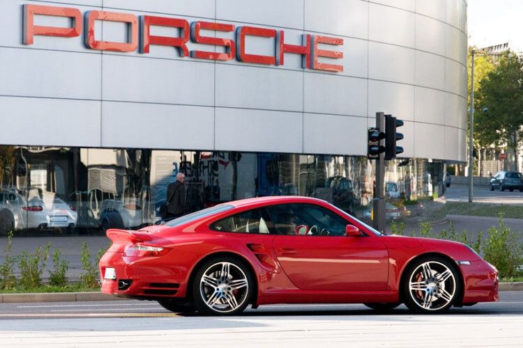 Da kam die 997er-Generation (2004 - 2012) gerade bei Porsche-Puristen besser an – egal ob Coupé, Cabrio oder Targa. Die gigantische Nachfrage nach 997er-Modellen weitet sich zunehmend auch auf die guten 996er-Modelle aus. (Foto: Porsche)
