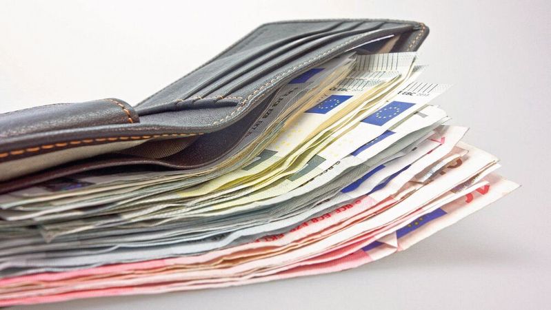 Wenn Kunden im Autohaus bar zahlen, ist das nicht unbedingt ungewöhnlich, – wenn dies aber in kleinen Scheinen erfolgt, sollten Verkäufer nachfragen.(Bild:  gemeinfrei /  Pixabay)