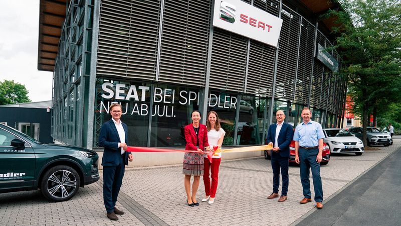 Den obligatorischen Teil der Neueröffnung übernahmen (v.l.n.r.) Richard Stadler (Geschäftsführer Vertrieb), Monika Spindler-Krenn (Inhaberin/Gesellschafterin), Jeannine Krenn (Gesellschafterin), Norbert Baumann (Markenverantwortlicher Seat) und Robert Simonis (Serviceleiter). (Bild: Spindler)