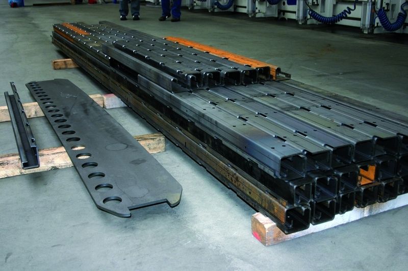Eine kleine Auswahl an Fahrzeug- und Maschinenbauteilen aus Blechen mit 6 und 8 mm Dicke und mehreren Metern Länge (maximal 16 100 mm). Zu beachten ist auch, dass die Biegekanten durch Bohrungen und Ausschnitte unterbrochen sind. (Archiv: Vogel Business Media)