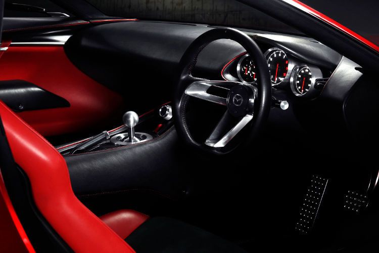 Der Innenraum der Studie ist betont traditionell sportlich gehalten. (Foto: Mazda)