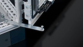 Um die Sicherheit im Gefahrenfall zu erhöhen, hat Rittal eine spezielle Türarretierung für Fluchtwege entwickelt, die bei Druck selbstständig auslöst und die Tür in beiden Richtungen freigibt. (Rittal)