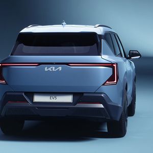 Ebenfalls raumgreifend und markant sind die Rückleuchten des Koreaners.(Bild:  Kia)