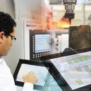 Bild 1: In der Fabrik der Zukunft arbeiten Mensch und Systeme Hand in Hand.