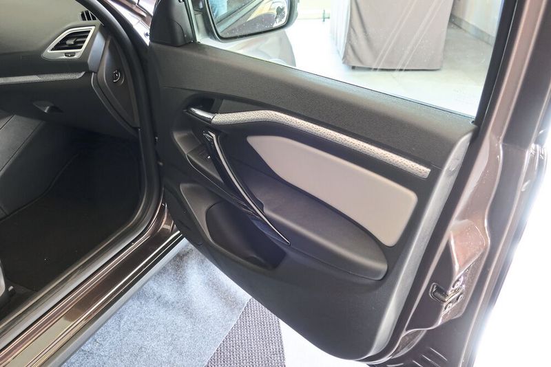 Der Lada Vesta SW Cross ist an vielen Stellen gegenüber dem normalen Kombi aufgewertet, etwa durch Zierleiste in den Türen. (Grimm / »kfz-betrieb«)