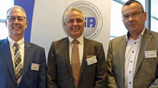 Harald Pfau (l.) leitet mit Andreas Assmann (r.) künftig den Fachbereich „Software und Dienstleistungen“ des ASA. Verbandspräsident Frank Beaujean wünscht den beiden viel Erfolg. (Bild: ASA)