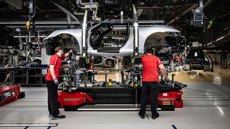 Auch heute ist es charakteristisch für den Standort, dass alle 911-Modelle und -Varianten – vom Carrera über GT-Topmodelle bis hin zu Cup-Fahrzeugen – auf einer Linie gefertigt werden. (Bild: Porsche AG)