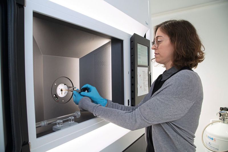 Im Labor: Dr. Sheri Singerling führt einen Probenträger in das Transmissionselektronenmikroskop (TEM) des Schwiete Cosmo-Lab ein. (Bild: Uwe Dettmar für Goethe-Universität)