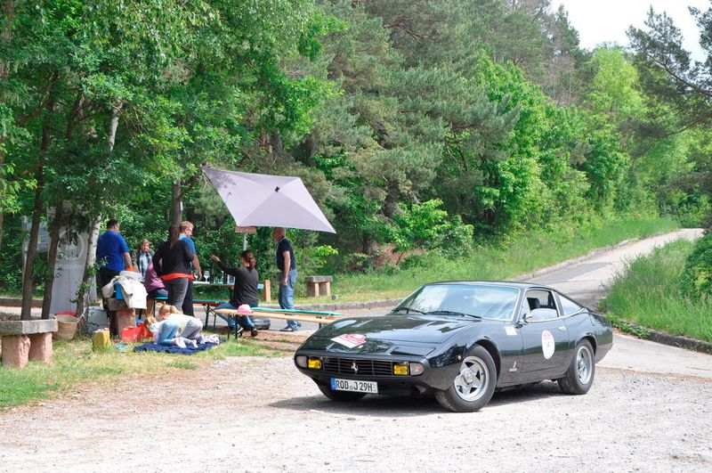 Ein Ferrari 365 GTC/4 von 1973 mit 4.390 ccm und 360 PS beim kurzen Weinverkostungsstopp in den Weinbergen über dem Maintal. (Weissenberger / »kfz-betrieb«)