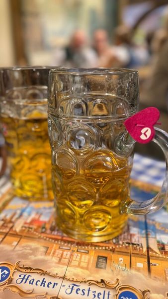 Ein Vertiv Herz für ein Maß Bier im Hacker Zelt (Bild: Vogel IT-Medien)