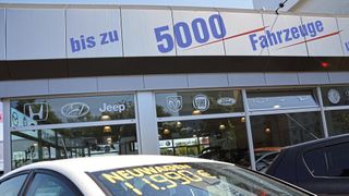 Durch den Anschluss an ein Mehrmarkenkonzept können Autohäuser Kunden ein großes Fahrzeugangebot unterbreiten. (Bild: Achter/»kfz-betrieb«)