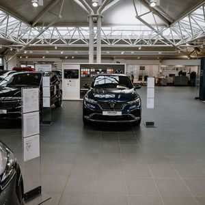 Blick in den Showroom in Minden. Das Autohaus Kleinemeier verkaufte im vergangenen Jahr 560 Neuwagen.(Bild:  Auto Mattern)