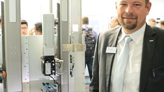 „Mit den Zahnstangenachsen mit Stahlprofil ist es nun möglich, auch hohe Massen zu bewegen“, freut sich Dietfried Lustig, Global Key Accout Manager bei Festo am Messestand von Festo auf der AMB. (Reinhold Schäfer)