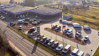Die große Nutzfahrzeugausstellung im Stammhaus in Bad Salzuflen kommt bei den Gewerbekunden sehr gut an. (Bild: Autohaus Weege)