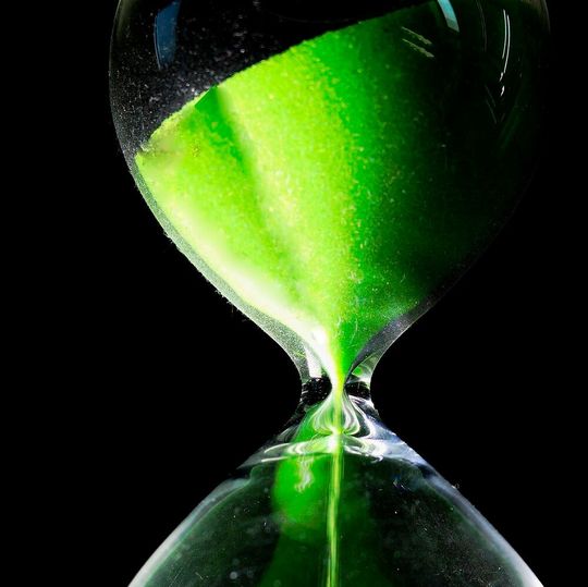 Der Konsensmechanismus Proof of Elapsed Time (PoET) nutzt zufällig generierte Wartezeiten zur Zuteilung neuer Blöcke in einer Blockchain. Der Konsensmechanismus Proof of Elapsed Time (PoET) nutzt zufällig generierte Wartezeiten zur Zuteilung neuer Blöcke in einer Blockchain.
