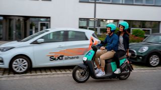 In einigen Städten bietet Sixt über seine App nun auch Fahrten mit E-Mopeds von Tier an. (Bild: Sixt)