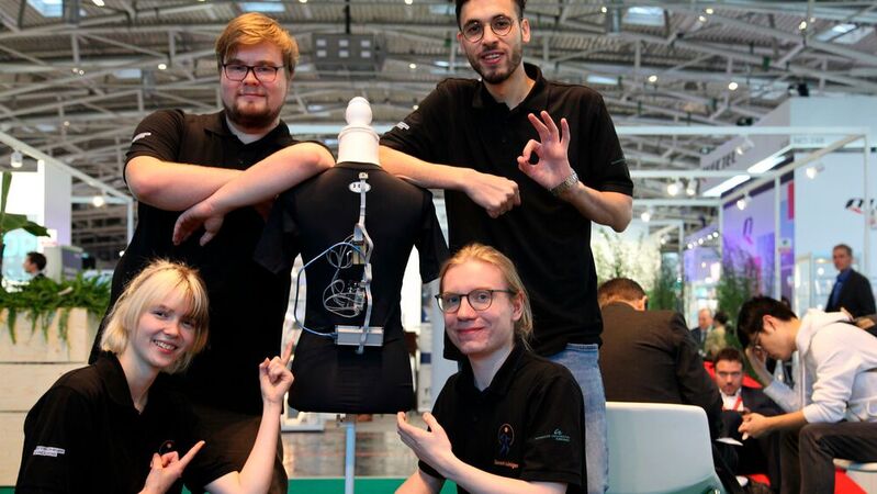 Die Entwickler des intelligenten T-Shirts: Michale Jung (hinten links), Mohamed Elsayed, Emma Stolpe und Simon Leiniger.