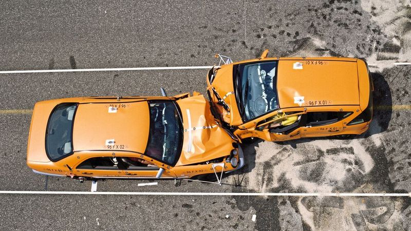 Die stabile Bodenanlage aus einem Verbund geradliniger Längs- und Querträger war ein Bestandteil des neuen Sicherheitskonzepts. Am vorderen Ende der Längsträger befand sich ein Frontmodul aus Aluminium mit zwei seitlichen Crashboxen. (Mercedes-Benz AG)