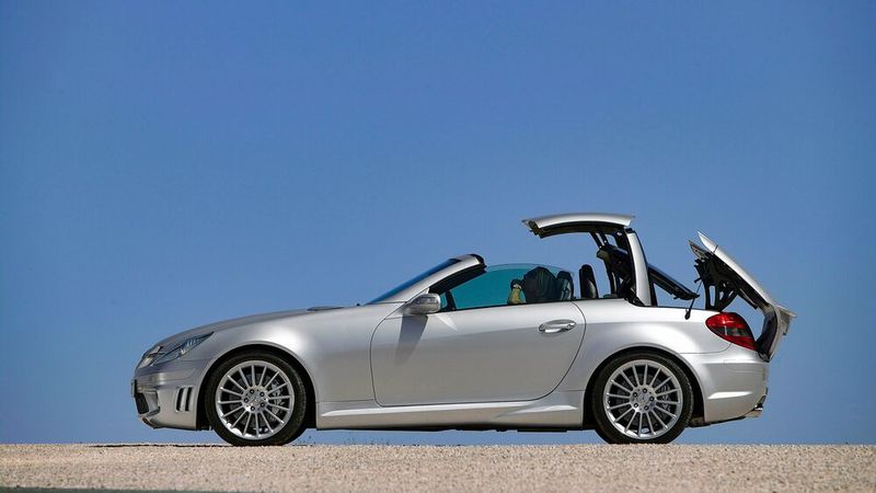Die zweite Generation (R 171) wurde auf dem Genfer Salon 2004 vorgestellt. Bis Ende 2009 wurden über 220.000 Fahrzeuge an Kunden ausgeliefert. Neu im SLK und erstmals in einem Cabrio von Mercedes-Benz war die optionale Kopfraumheizung Airscarf. Sie kann über Kanäle im Sitz sowie in der Kopfstütze beheizte Luft nach oben befördern und einen warmen Luftstrahl auf den Nacken von Fahrer und Beifahrer richten. (Bild: Mercedes-Benz Classic Archive)