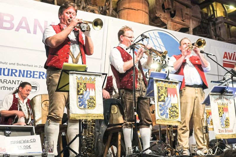 Die Bayernkapelle unter Toni Schmidt legte richtig los.  (Bild: Zietz/»kfz-betrieb«)