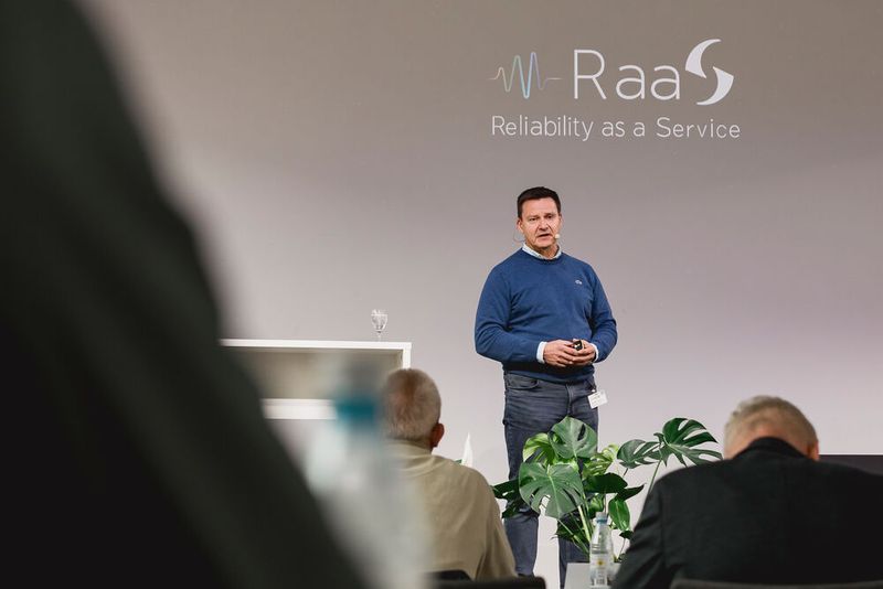 Geschäftsführer von Serafima, Stephan Jakob, berichtet von einer Kooperation mit weiteren Firmen zur Entwicklung eines Condition Monitoring Systems, das den Zustand von rotierenden Maschinen überwachen kann. (Bild: Stefan Bausewein)