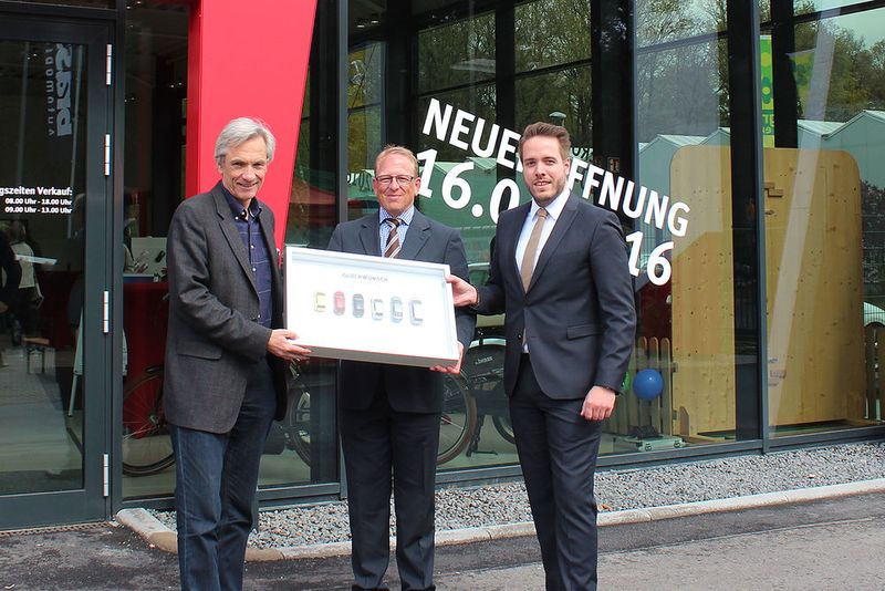 Zur Eröffnung nahm Firmenchef Ulrich Brass (li.) die Glückwünsche der Seat-Vertreter Jochen Ebel, Regionalleiter West von Seat Deutschland, und Tobias Krüger, Gebietsleiter Vertrieb (re.), entgegen. (Foto: Autohaus Brass)