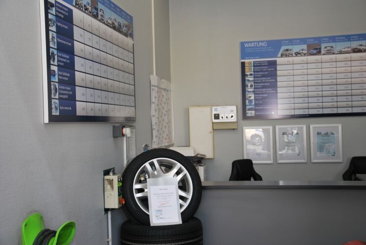 Die Kundenannahme des JES-Betriebs befindet sich direkt in der Werkstatt. Die Preismatrix hängt aus. (Foto: Wenz)