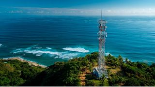 Mikrowellenstrecken gelten nicht mehr als Lückenfüller, sondern als präzise geplante Infrastrukturkomponente – das zeigt ein aktuelles Projekt im Golfraum mit 26 Kilometern Funkdistanz und stabilen Gigabit-Raten. (Bild: Midjourney / KI-generiert)