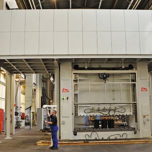 Die bei dieser Presse verwendete servoelektrische Pumpensteuerung arbeitet deutlich energiesparender als herkömmliche Ventilregelungen.