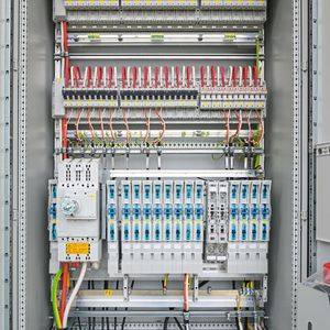 Bild 4:  Schaltschrank mit DC-Lösungen von Lapp.(Bild:  Daniel Schvarcz/LAPP)