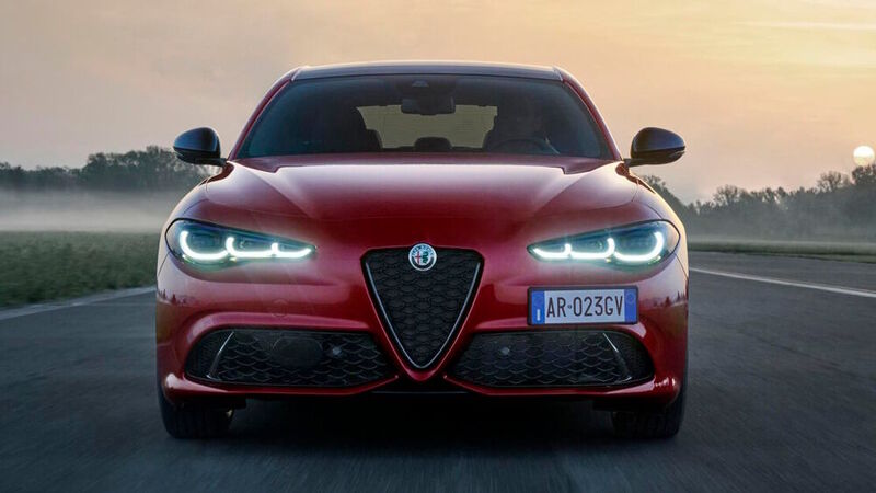 Alfa Romeo hat unter anderem die Scheinwerfer-Einheit mit LED-Matrix-Licht überarbeitet. (Bild: Alfa Romeo/Stellantis)