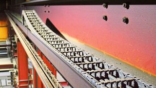 In der Beschichtungsanlage von WOB sind verschiedene Energieführungssysteme von Tsubaki Kabelschlepp verbaut.
 (Bild: Tsubaki Kabelschlepp)