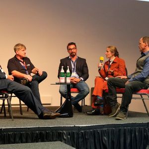 Auf dem Podium diskutierten 2017 Franz-Josef Röttgerkamp von der BMW Group, Moderator und Autoverwerter Hagen Hamm, der Geschäftsführer des Recyclingunternehmens Preuer GmbH Fabian Preuer, Regina Kohlmeyer vom Umweltbundesamt und Knut Rodewald, Geschäftsführer von LRP-Autorecycling (von links nach rechts).(Bild:  Andrea Müller/Kaputt GmbH)