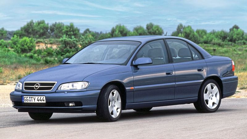 Im August 1999 präsentierte Opel eine überarbeitete Version des Omega. Im Rahmen des Facelift wurde die Frontpartie mit v-förmig konturierter Motorhaube, integriertem Kühlergrill und an das neue Design angepassten Klarglasscheinwerfern versehen. Die Heckleuchten des Caravan-Modells, die Außenspiegel (elektrisch anklappbar) und die Stoßfänger hinten und vorn wurden umgestaltet. Interessant: Durch den Einsatz dickerer Bleche an vielen Stellen erhöhte sich die Karosseriesteifigkeit. (Bild: Opel Automobile GmbH)