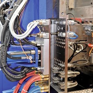 Wartungsstation zur Prüfung von Kühlung, Elektrik, Hydraulik, Heizkanälen und Kernzügen.