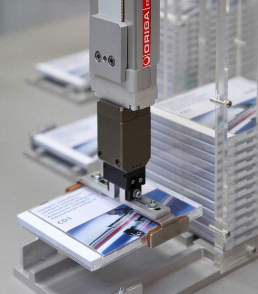Das 3-Achs-Messemodell mit Linearantrieben von Parker Origa übergibt den Messebesuchern aus drei möglichen Angeboten genau die CD, die er über den Touchscreen angefordert hat. (Archiv: Vogel Business Media)