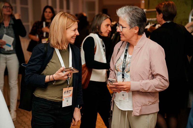 Kontakte wurden definitiv viele geknüpft! Jessica Linke und Daniela Reichel freuen sich über den Austausch. (Bild: Manuel Emme)