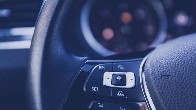Moderne Autos sammeln und produzieren permanent Daten, unter anderem über die gefahrene Geschwindigkeit, das Fahrverhalten und die Nutzung verschiedener Assistenzen. Wer auf welche Daten zugreifen darf, soll die EU-Kommission festlegen.