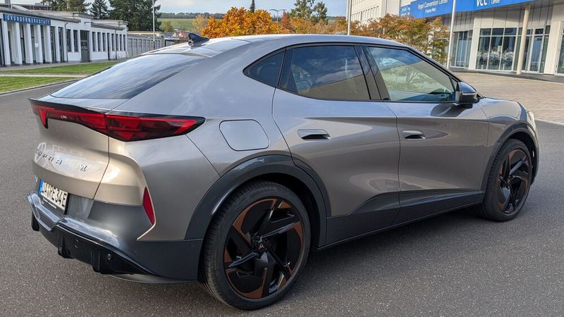 Am wuchtigen Heck hingegen sticht das Lichtband mit integriertem Cupra-Logo ins Auge. (Bild: Mauritz – VCG)