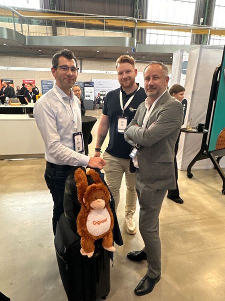Wer hat denn (v. l.) Christoph Züllighofen (SVA), Tim Lübke und Franjo Vukoja(Allnet) den Affen angedreht? (Bild: Vogel IT-Medien GmbH)