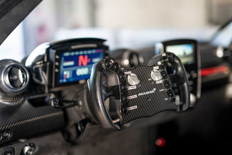 Durch das komplett ausgeräumte Rennwagen-Cockpit ist der GTR zehn Kilo leichter als die Straßenversion.  (McLaren)